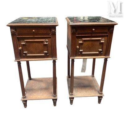 paire de tables de chevet anciennes en bois avec plateau en marbre
