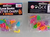 deux sachets de lettres et de chiffres en plastique posés sur la table