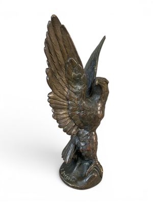une image représentant une statue en bronze d'un oiseau sur fond blanc