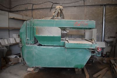 a green machine that is sitting in a room