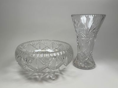 un saladier en verre et un vase en verre posés sur une table