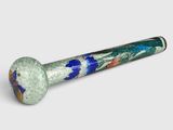 une pipe en verre posée sur une surface blanche