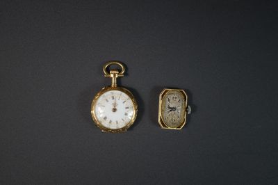 deux types différents de montres de poche posées sur une table