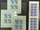 trois timbres différents sont exposés dans une vitrine