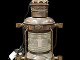 une grande lanterne en métal surmontée d'une lampe