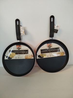 deux casseroles posées sur une table