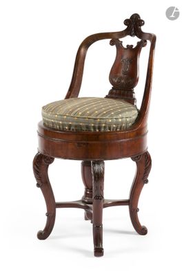 une image représentant une chaise en bois sur laquelle est posé un coussin
