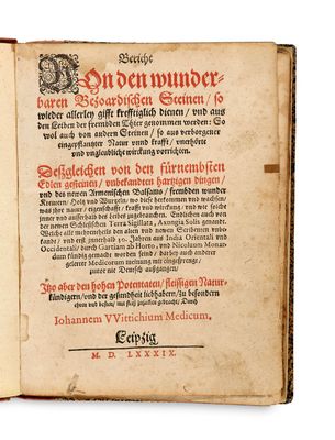un vieux livre sur lequel figurent des inscriptions en noir et rouge