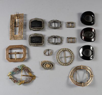 de nombreux types de broches et d'accessoires sur la table