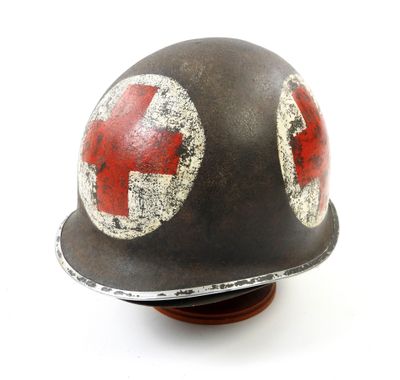 une image représentant un casque sur lequel est peinte une croix rouge