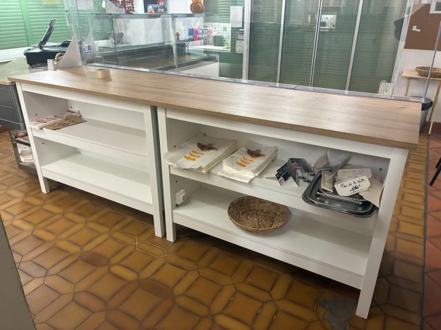 Deux ilots de cuisine mélaminé blanc plateau bois. Frais en sus 1...