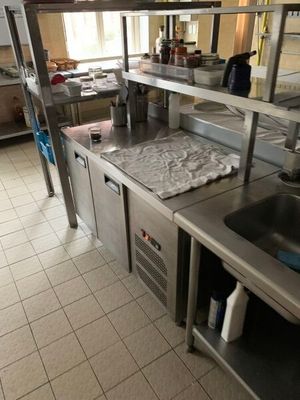 une cuisine avec un évier et des étagères au milieu