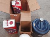 une boîte de nourriture et une canette de soda posées par terre