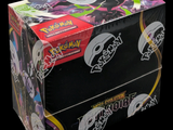 une boîte de cartes à collectionner Pokémon sur fond noir