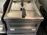 une friteuse professionnelle installée au milieu d'une cuisine