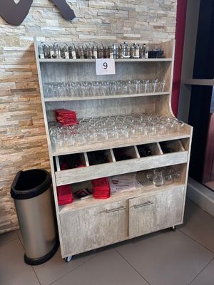 un casier à vin sur lequel sont posés des verres à vin