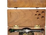 une boîte en bois avec une horloge à l'intérieur