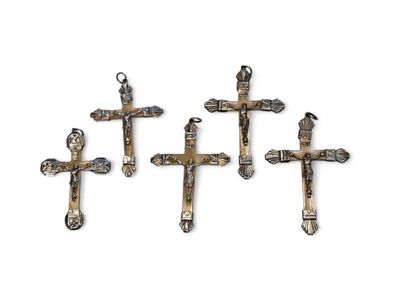 On voit trois croix métalliques sur fond blanc