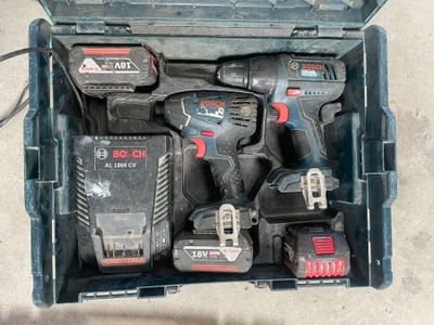 Les outils se trouvent dans la mallette posée par terre, prêts à l'emploi.