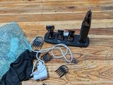 une photo montrant un sèche-cheveux, des peignes et d'autres objets posés sur un parquet
