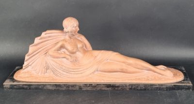 statue d'une femme allongée sur un socle en marbre