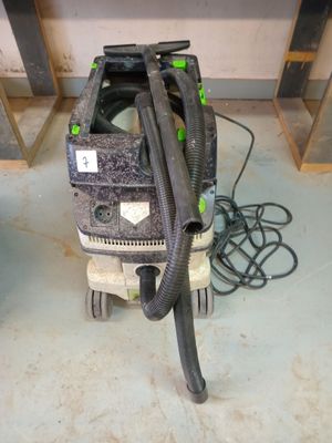 a machine that is sitting on the floor in the room