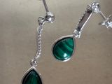boucles d'oreilles plaquées argent avec des larmes en verre vert et une chaîne