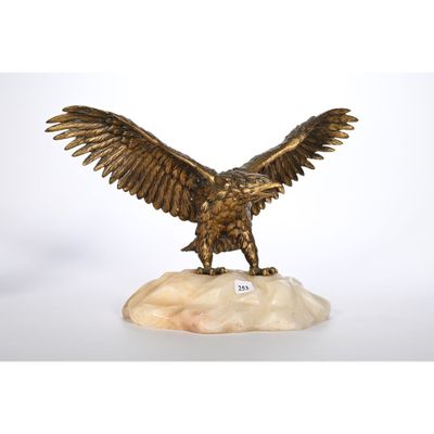 une image représentant une statue d'aigle posée sur un rocher