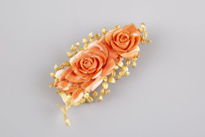 barrette à cheveux en forme de rose orange avec des feuilles dorées sur fond gris