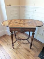 Table marquetée de trophées de musique ; elle ouvre à deux v… (photo 5)