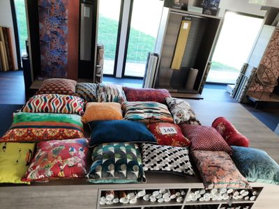 Ensemble de 19 coussins dont La Fiancée du Mékong, Bagaille,… - Photo 1