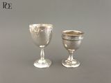 paire de gobelets en argent sur socles, sur fond gris