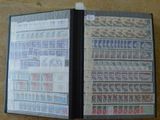 une photo d'une photo d'un livre avec des timbres