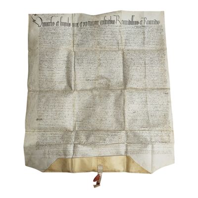un vieux journal sur lequel est posé un morceau de papier