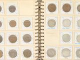 un livre dans lequel se trouve un tas de pièces de monnaie