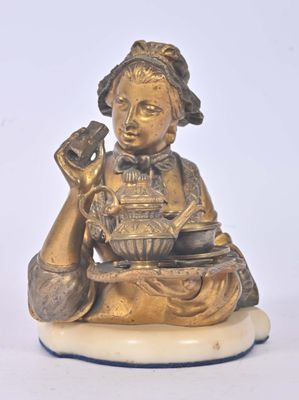 une statue représentant une femme tenant un bol de nourriture