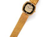 une image représentant une montre en or avec un cadran noir