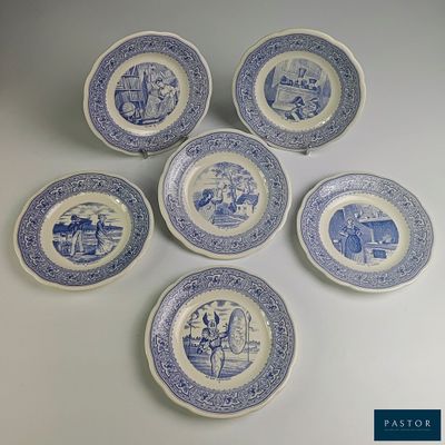 six assiettes bleues et blanches ornées de motifs bleus et blancs