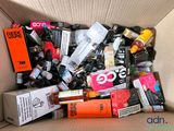 une boîte en carton remplie de divers produits cosmétiques