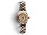 une photo d'une montre Rolex pour femme posée sur une surface blanche