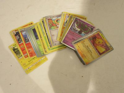 de nombreuses cartes Pokémon disposées sur une table