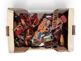 une boîte en carton remplie de jouets divers et une échelle