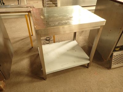 une table en acier inoxydable avec une étagère en dessous