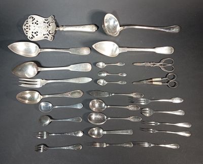 Ensemble de diverses pièces de métal argenté dont cuillère à… - Photo 1