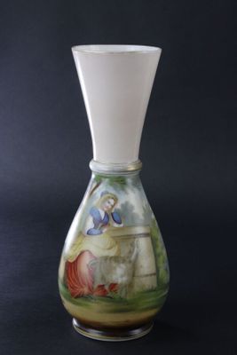 Vase en opaline à décor peint d'une bergère sur fond de pays…
