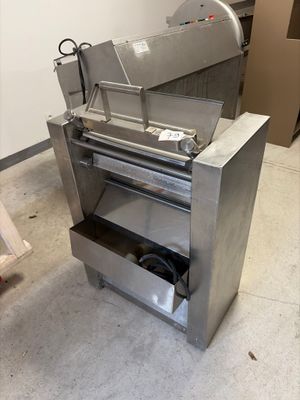 une machine placée au milieu d'une pièce