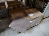 une pile de cartons posée sur une palette dans un entrepôt