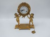 une horloge en or ornée de deux chérubins