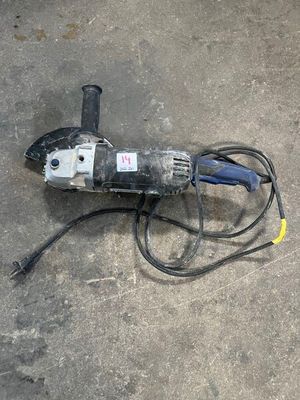 une photo d'une perceuse filaire posée par terre