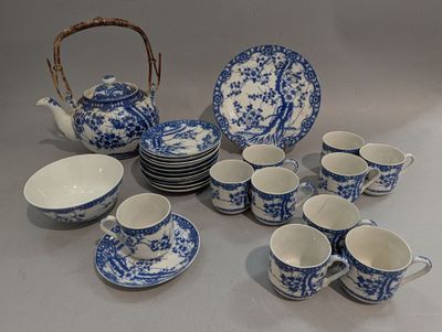 un service à thé bleu et blanc comprenant des tasses et des soucoupes